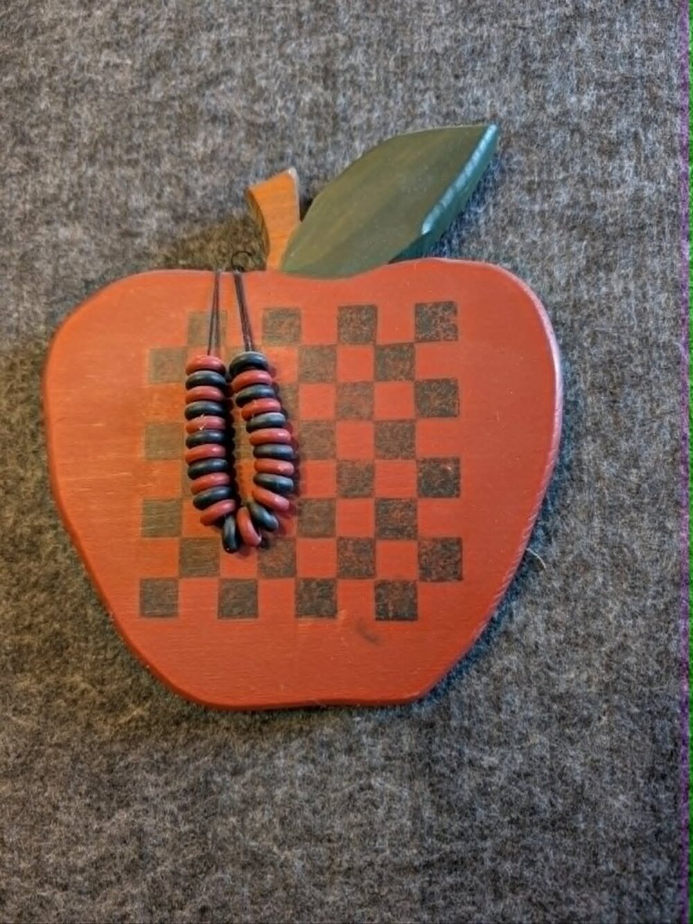 Rustic Wooden Apple Wall Hanging Farmhouse Country Kitchen Decor Plaid Accent